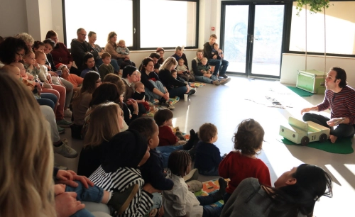 Une fête de Noël douce et joyeuse pour les tout-petits et leurs parents