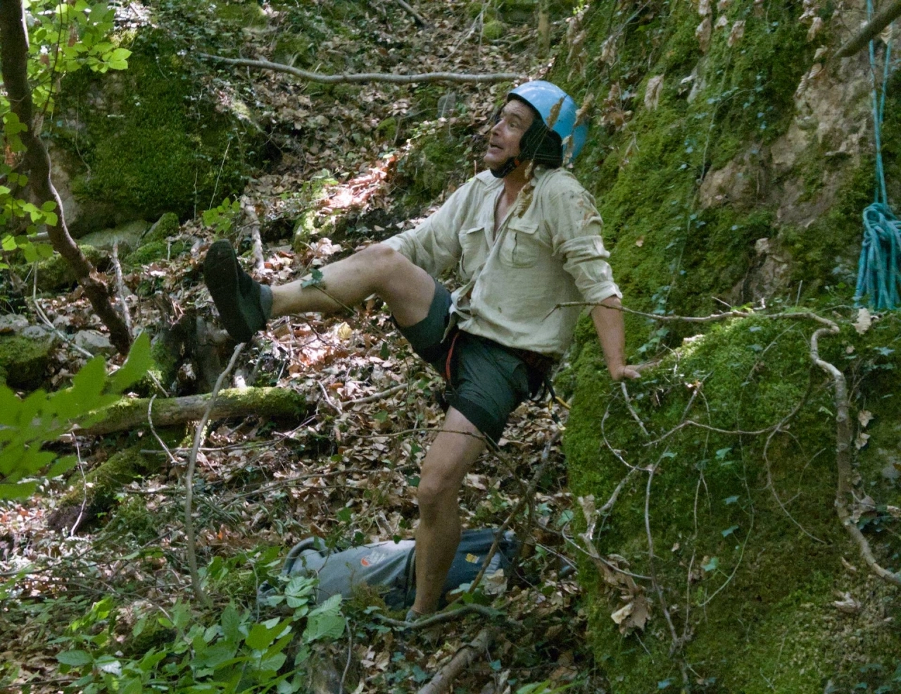 Un homme avec un casque en déséquilibre